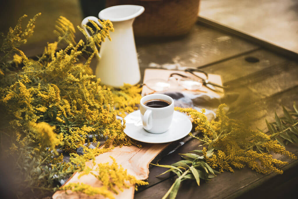 filiżanka kawy w jesienna sceneria
