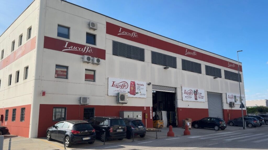 budynek palarni Lucaffé - beżowy z bordowymi elementami ozdobnymi i logotypami Lucaffe w kolorze białym