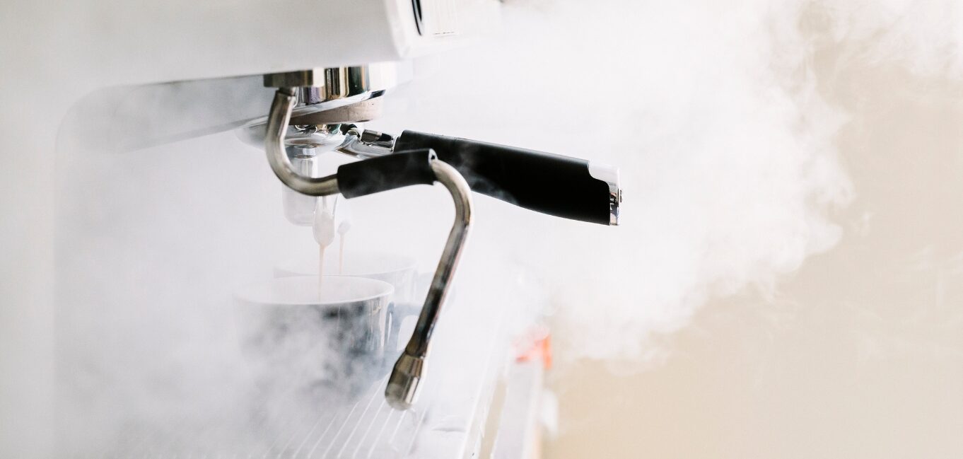 Jak woda wpływa na smak kawy – i dlaczego to najczęściej pomijany element