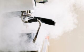 Jak woda wpływa na smak kawy – i dlaczego to najczęściej pomijany element