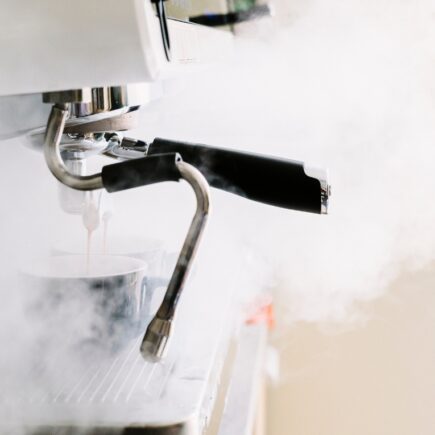 Jak woda wpływa na smak kawy – i dlaczego to najczęściej pomijany element