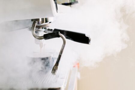 Jak woda wpływa na smak kawy – i dlaczego to najczęściej pomijany element