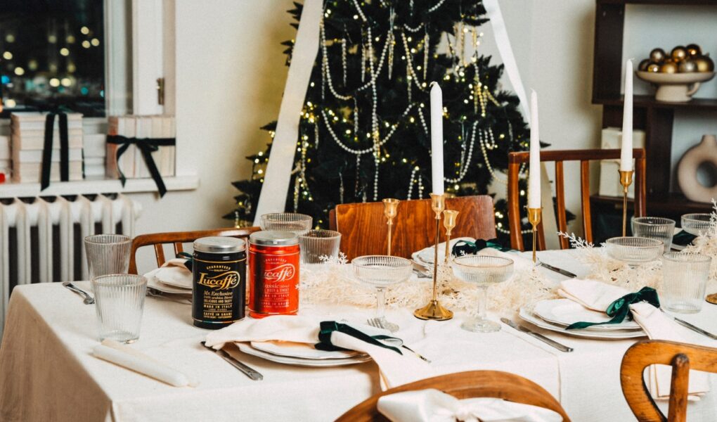Wigilijny stół z puszkami kawy Lucaffe
