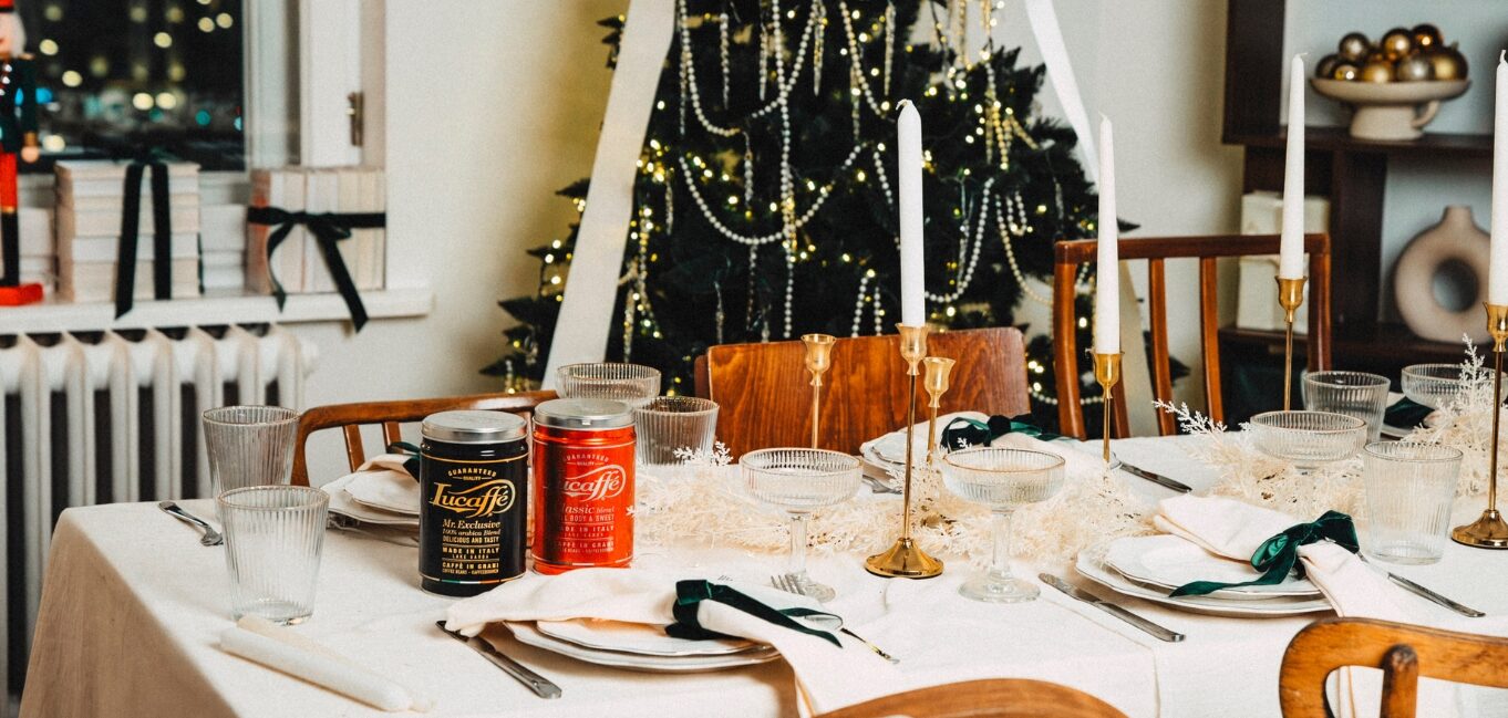 Wigilijny stół z puszkami kawy Lucaffe