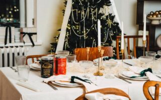 Wigilijny stół z puszkami kawy Lucaffe