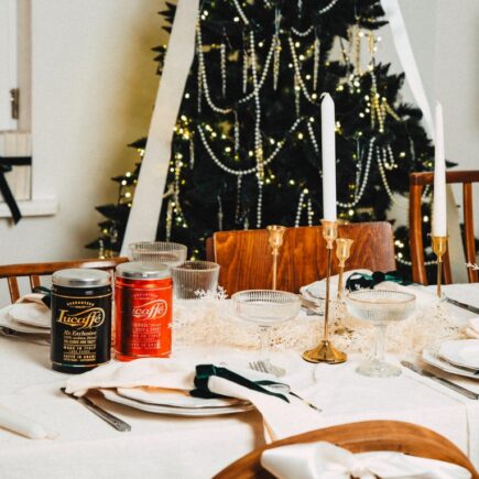Wigilijny stół z puszkami kawy Lucaffe