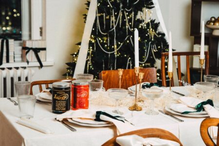 Wigilijny stół z puszkami kawy Lucaffe