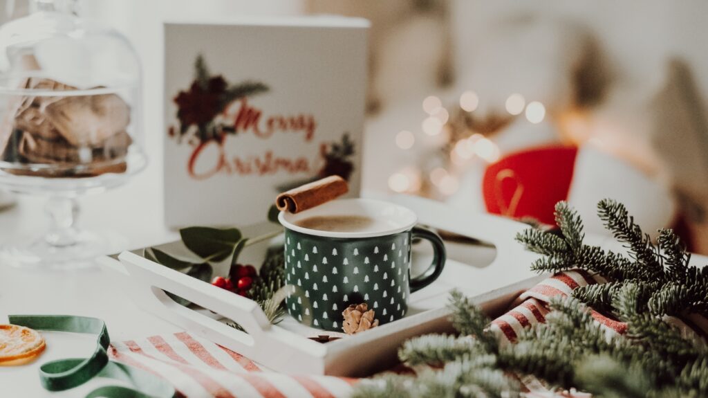 Świąteczna kawa w świątecznym kubku z cynamonem