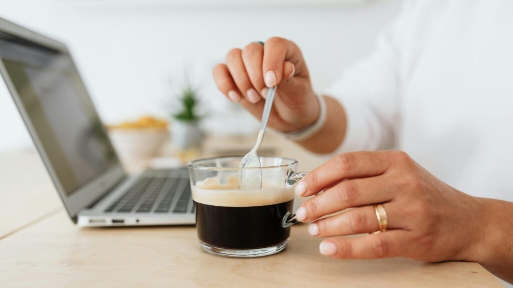 kawa przy laptopie