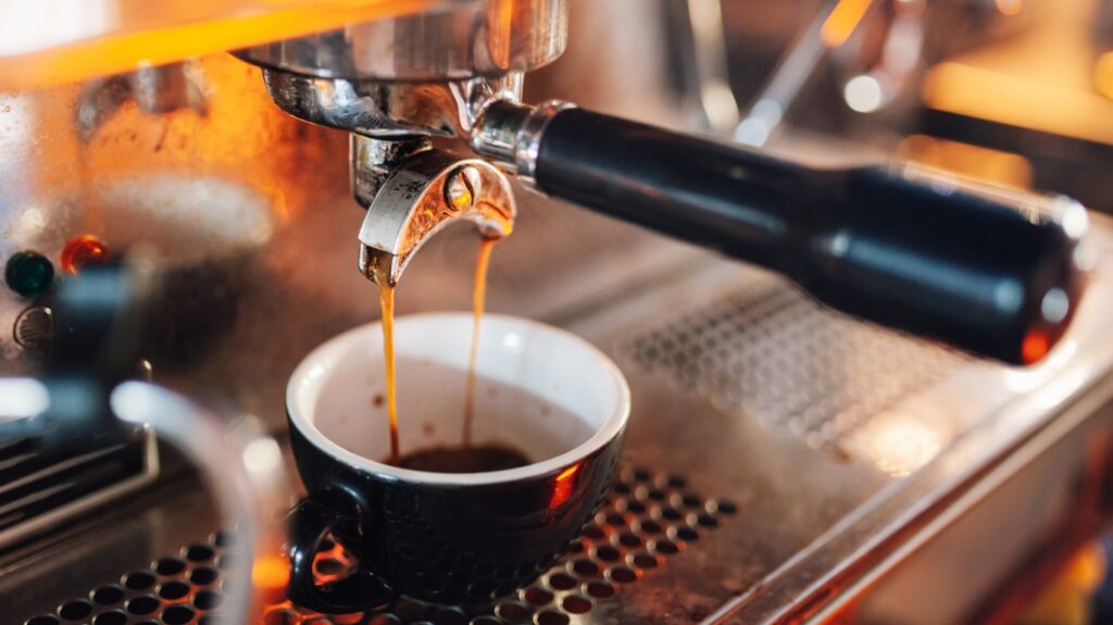 parzenie kawy w ekspresie korbowym