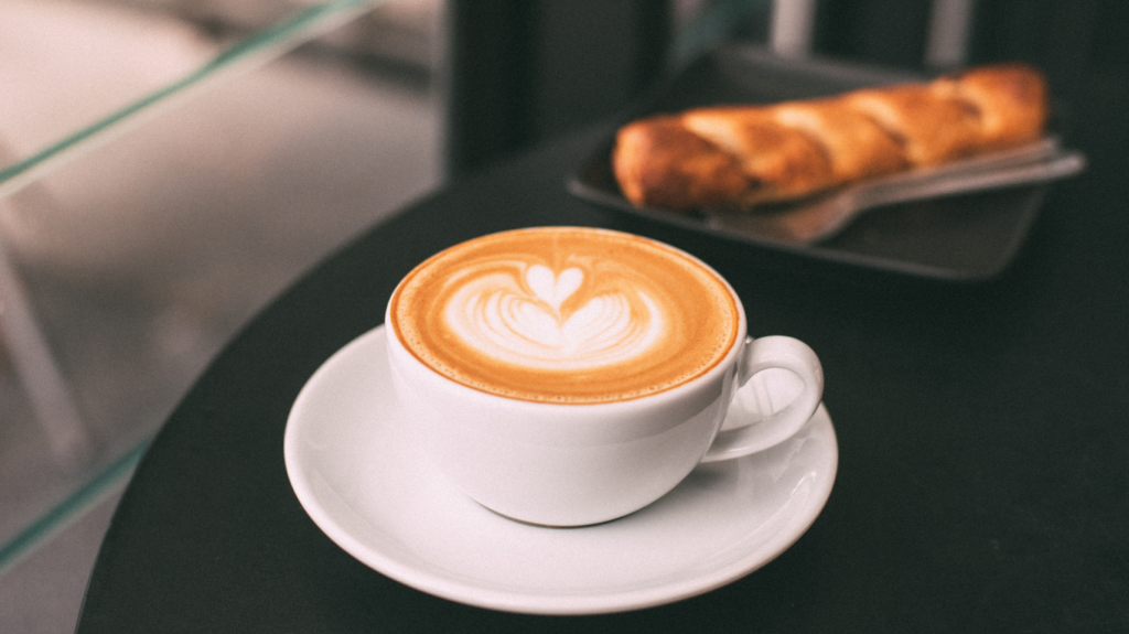 latte art w kawiarni