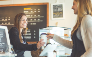 Dlaczego kawa smakuje inaczej w domu niż w kawiarni?