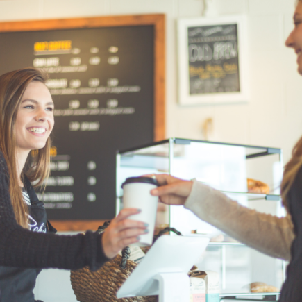 Dlaczego kawa smakuje inaczej w domu niż w kawiarni?