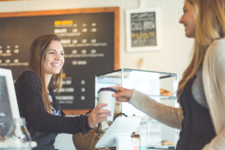 Dlaczego kawa smakuje inaczej w domu niż w kawiarni?