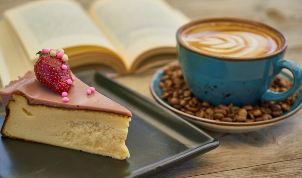 Luty pod znakiem słodkości – jakie kawy najlepiej łączą się z deserami?