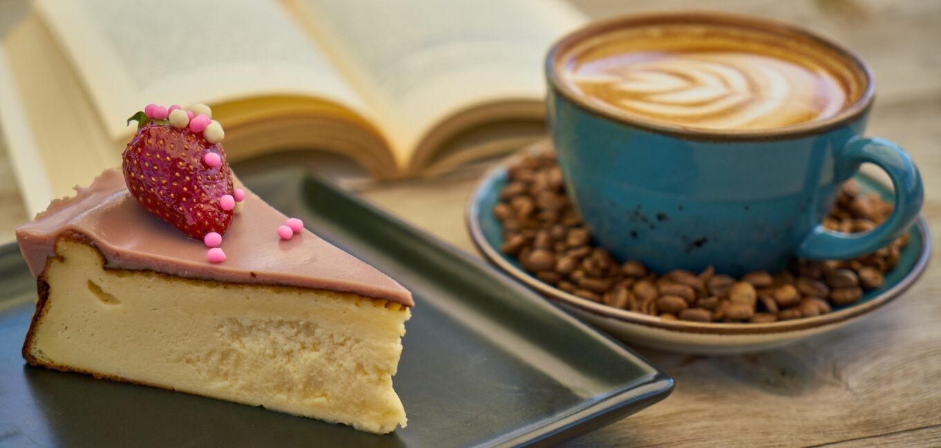 Luty pod znakiem słodkości – jakie kawy najlepiej łączą się z deserami?