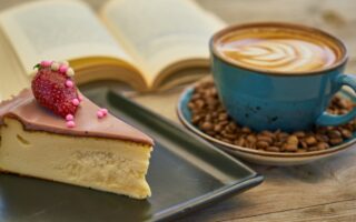Luty pod znakiem słodkości – jakie kawy najlepiej łączą się z deserami?