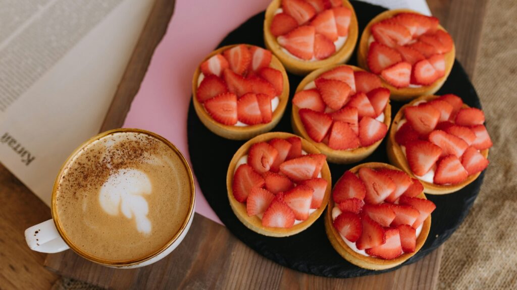 Latte i tarty z truskawkami
