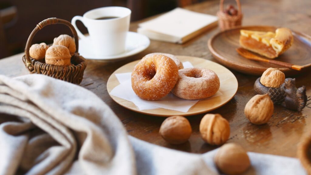kawa, pączki i orzechy na stole