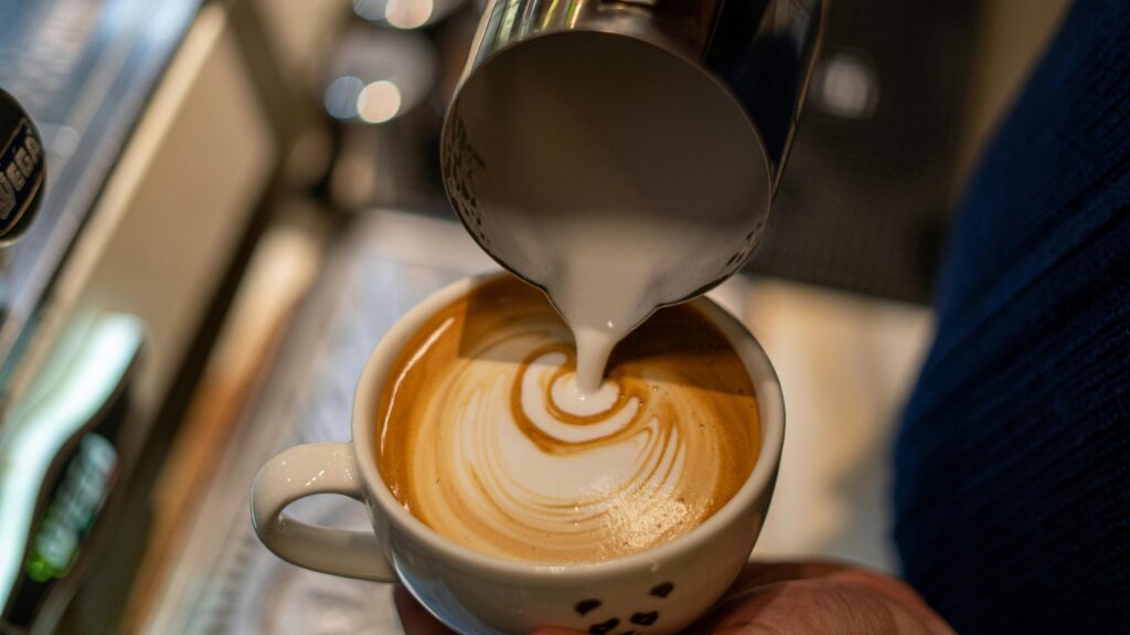 przygotowanie latte art