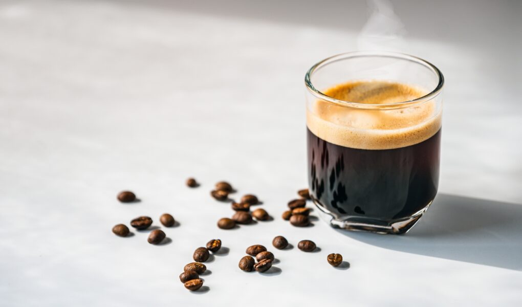 Kawa americano – co to jest i czym różni się od czarnej kawy?