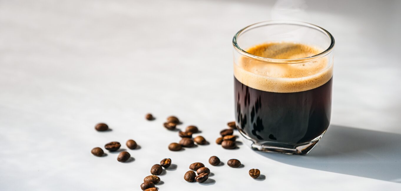 Kawa americano – co to jest i czym różni się od czarnej kawy?