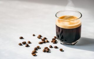 Kawa americano – co to jest i czym różni się od czarnej kawy?