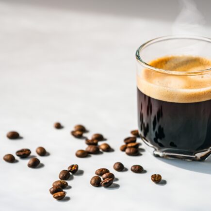 Kawa americano – co to jest i czym różni się od czarnej kawy?